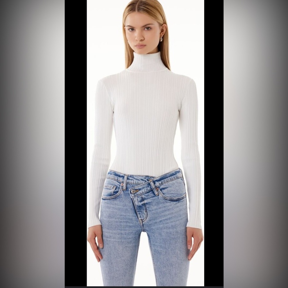 Elegant White Ribbed Long Sleeve Bodysuit